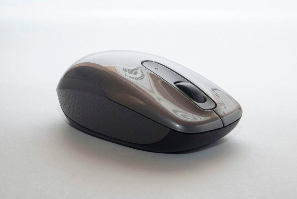 Quiet Computing: Fanless Hardware and Distraction-Free Operating Systems
